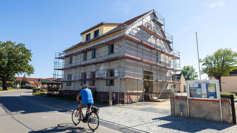 Marek Börner baut das ehemalige Gemeindehaus in Zabeltitz zu einer Pension um. Das private Vorhaben wird vom Elbe-Röder-Dreieck gefördert. Auch die Stadt bekam kommunale Zuschüsse.