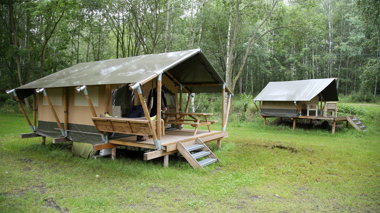 Drei Safarizelte stehen seit 2019 mit auf dem Campingplatz - eine weitere ungewöhnliche Übernachtungsmöglichkeit. 