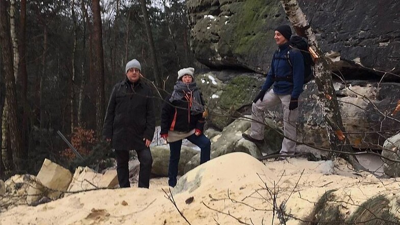 Tom Pauls, Ulrike Bartsch und ein Wanderfreund sind geschockt von den herabstürzenden Felsen.