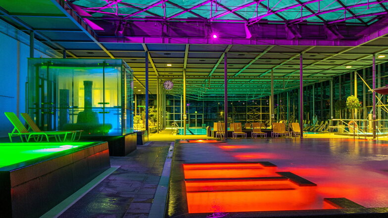 Rotes Licht, grünes Licht, blaues Licht: Neue LED-Strahler verwandeln die Geibeltbad-Halle in einen besonderen Farbkasten.
