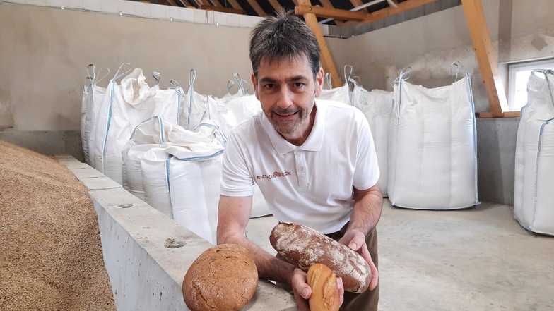 Silvio Riedel in seinem Getreidelager mit Backwaren, für die Urgetreidesorten verwendet werden.