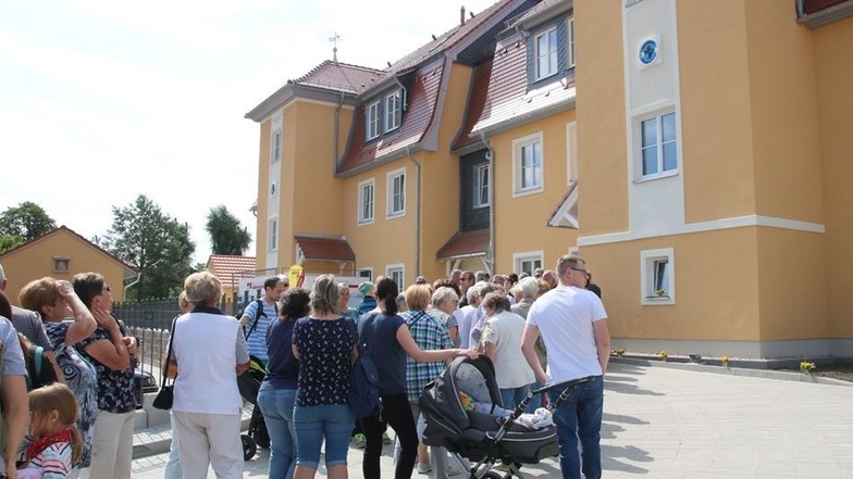 Das Interesse an einer Wohnungsbesichtigung war groß. Die Wohnungsgenossenschaft Ottendorf zeigte erstmals Räume in den neu erbauten Häusern am Rossplatz.