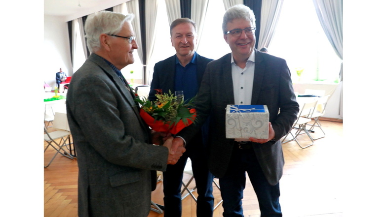 Herzlichen Glückwunsch für Frank Peuker zum 60. Geburtstag: Zu den ersten Gratulanten gehörten am Montagnachmittag der Leutersdorfer Bürgermeister Bruno Scholze (l.) und der Löbauer Unternehmer Reinhart Keßner (M.).