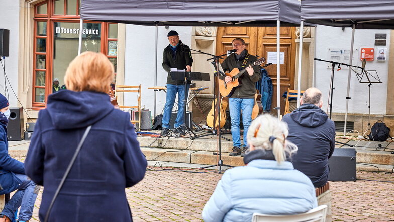 Pirnaer Markt am Sonnabend: Die Straßenkonzerte mit Peter Lippert werden nach dem Erfolg 2020 in diesem Jahr fortgesetzt.