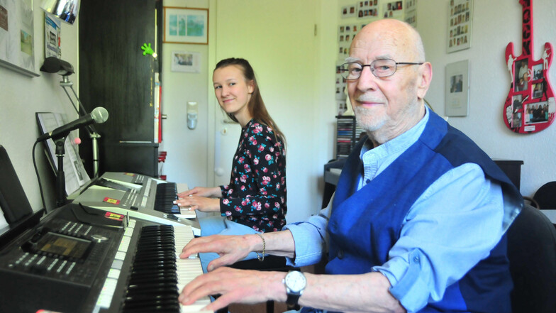 Leopold Nagel ist wahrscheinlich Deutschlands ältester Keyboard-Lehrer, hier mit Schülerin Lana Hindorff. Am 8. Mai feiert er seinen 90. Geburtstag.