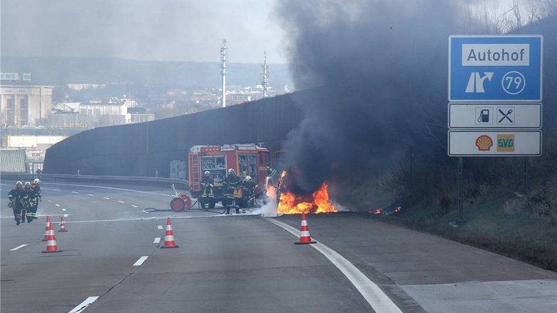 Ein brennendes Auto auf der Autobahn 4 in Dresden kurz nach der Anschlussstelle Dresden-Altstadt hat am Sonnabendnachmittag zu Verkehrsbehinderungen geführt.