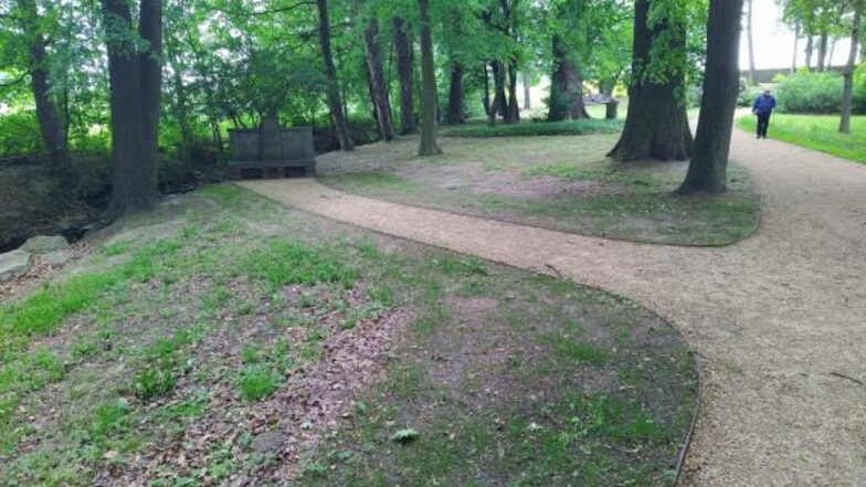Die Wege im Schlosspark in Schmochtitz sind erneuert worden. Zuvor waren sie in schlechtem Zustand.