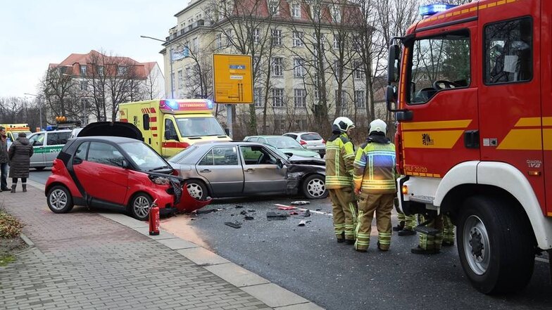Bei einem Unfall auf der Bergstraße in Dresden sind am Samstagmittag drei Autos kollidiert. Nach Angaben der Polizei prallten die Fahrzeuge zwischen der Münchner und der Nürnberger Straße zusammen.