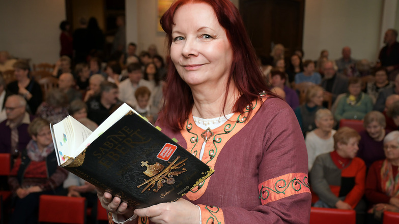Mit einer Lesung aus „Herz aus Stein“ hat Bestseller-Autorin Sabine Ebert am Freitagabend den Veranstaltungsreigen zum Stadtjubiläum eröffnet. Vor 800 Jahren ist Roßwein das erste Mal urkundlich erwähnt worden.