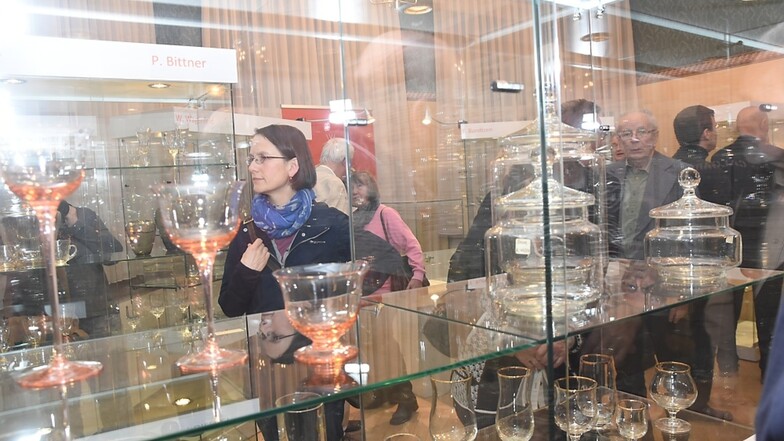 In den Vitrinen des Glasmuseums in Weißwasser zeugen die Exponate der neuen Sonderausstellung von der künstlerischen und gestalterischen Meisterschaft der Glaskunst.