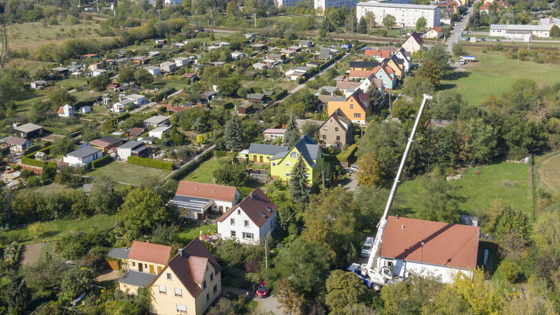 Dort, wo im September ein Baukran stand, soll ein Funkturm hin. Die Anwohner an der Langenberger Straße in Zeithain sind dagegen.