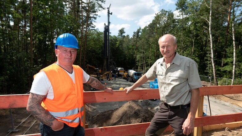 Projektleiter Heiko Nytsch (l.) und Forstdirektor Heiko Müller begutachten die Baustelle unweit des Moritzburger Wegs.