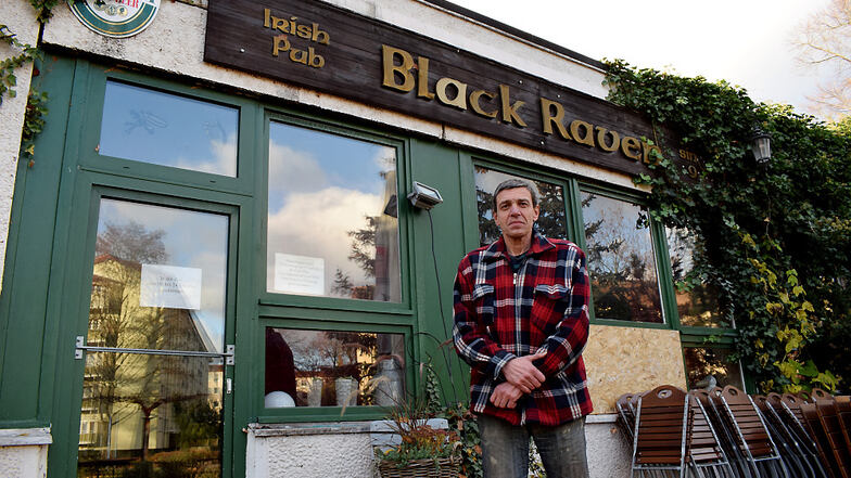 Wirt vom Irish Pub "Black Raven" Thomas "Ecki" Eckhardt vor dem Lokal nach dem Brand im November.