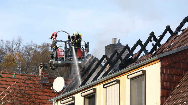 Von der Drehleiter aus kämpften die Feuerwehrleute gegen die Flammen, die aus dem Dach schlugen.