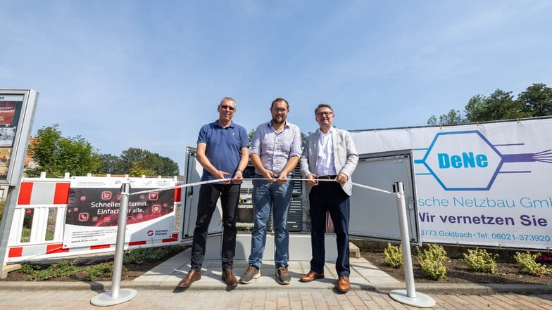 Jens Hoffbauer, Geschäftsführer DeNe (li.), Ebersbachs  Bürgermeister Falk Hentschel (Mitte) und Jens Schaller, Geschäftsführer Sachen-Gigabit GmbH, bei der feierlichen Teilinbetriebnahme.