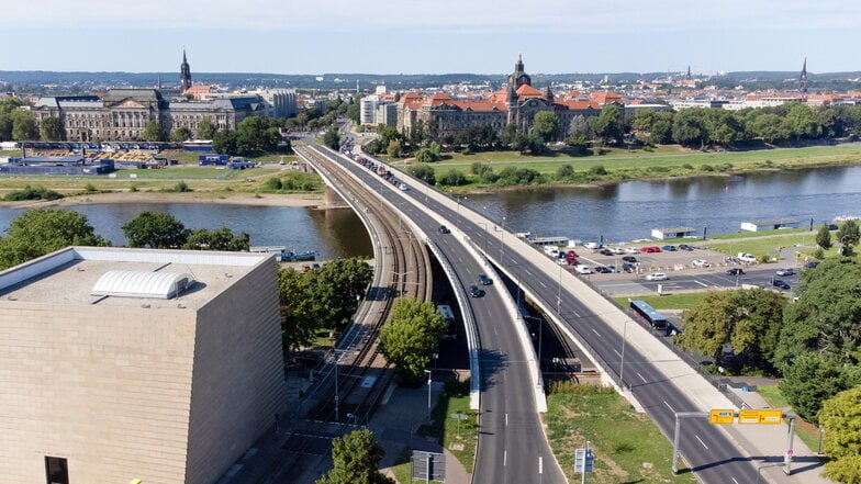 Ab 2. September führt ein testweiser Radweg über die Carolabrücke in Richtung Altstadt. Ein Eilantrag, der das verhindern wollte, wurde nicht sofort zugelassen.