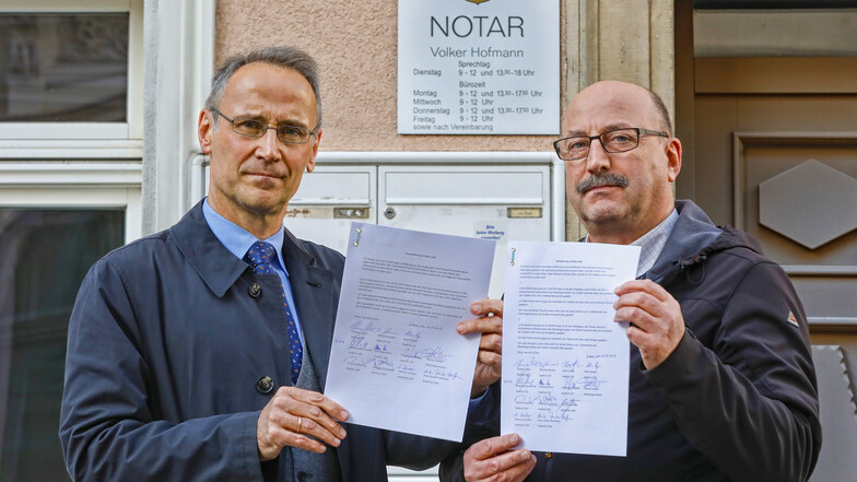 Zkm-Fraktionschef Thomas Schwitzky und CFG-Fraktionschef Thomas Zabel mit den eidesstattlichen Erklärungen vor dem Notarbüro in Zittau.