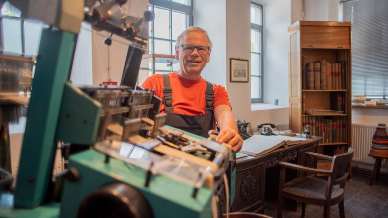 Bernd Hartmann begann bereits in 1970er-Jahren, historische Technik zu sammeln. Vieles davon ist jetzt im Museum der Bandweberei in Großröhrsdorf zu sehen, das am Wochenende sein 25-jähriges Bestehen begeht.