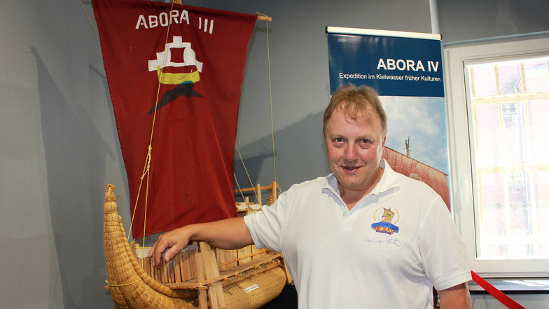 Dominique Görlitz steht neben einem Modell des Schilfboot-Projekts "Abora 3. Der Nachfolger ist nun im Bau.