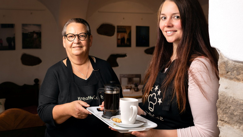 Margret Friese (l.) hat in der Kirchgasse 1 in Bischofswerda eine Kunstgalerie eingerichtet. Künftig wird sie dort mit ihrer Schwiegertocher Jennifer Friese auch ein kleines Café betreiben.