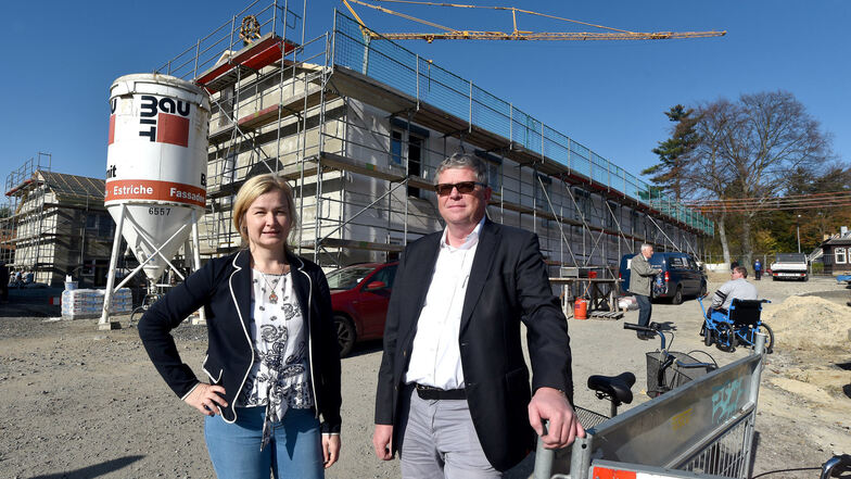 Bauherr Thomas Oertner und Architektin Friederike Cieslak freuen sich über den Baufortschritt ihres Projekts.