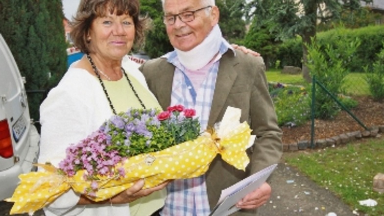 Annerose und Jochen Patzsch aus Gorschmitz feiern am Freitag goldene Hochzeit. Am Mittwochabend wurde kräftig gepoltert.