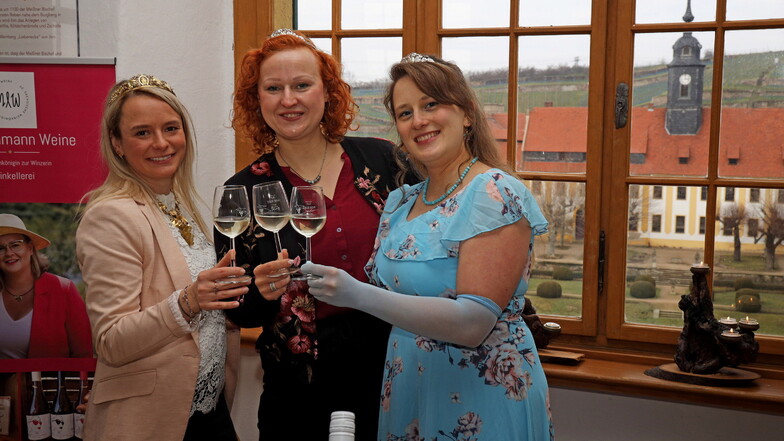 Sachsens Weinkönigin Sabrina Papperiz und ihre Weinprinzessinnen Sabine Leonhardt und Stefanie Mühlbach (v.l.n.r.) stoßen in der Diesbar-Seußlitzer Heinrichsburg mit ihrem Hoheiten-Wein an.