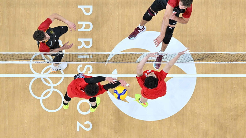 Deutschlands Tobias Krick (oben/r) schlägt den Ball beim Auftaktsieg gegen den Weltranglisten-Zweiten Japan.