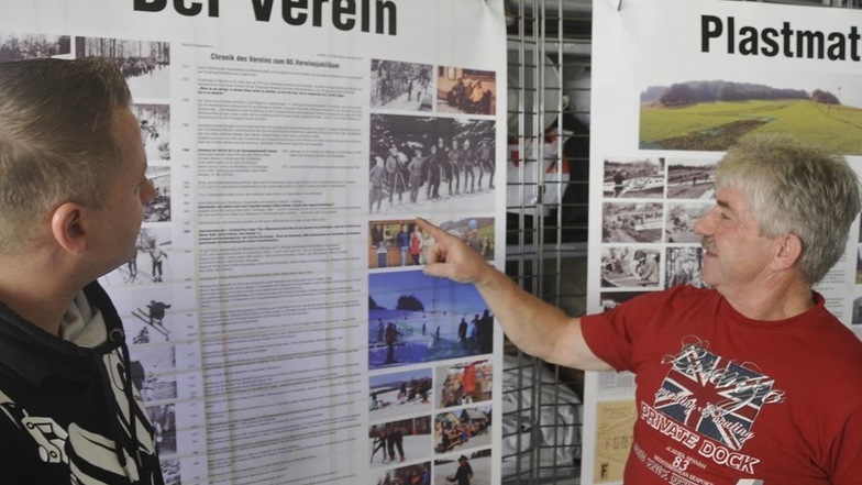 Vizevereinschef Peter Bürger (re.) hat die Schautafeln konzipiert, auf denen die Vereinsgeschichte dokumentiert ist. Er zeigt sie Ronny Gnauck.