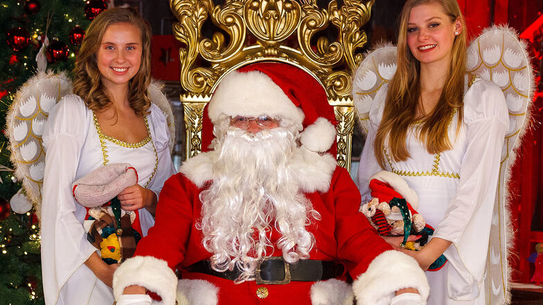 Der Weihnachtsmann wird am Sonntag zwischen seinen Engeln die Wünsche der kleinen ELBEPARK-Besucher entgegennehmen. 