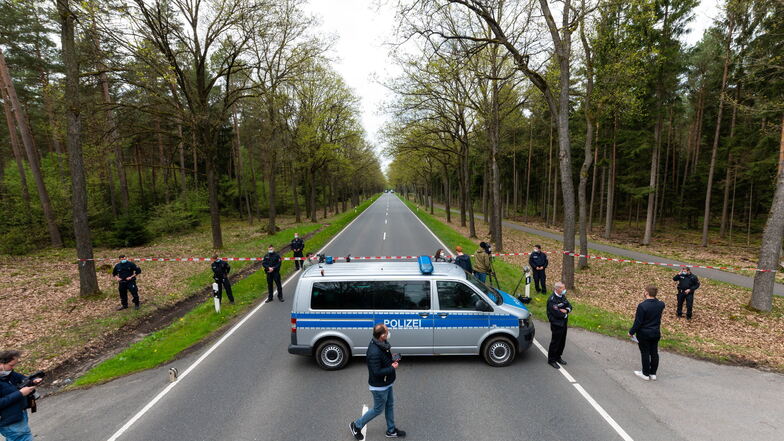 In einem Waldstück unweit von Bispingen sperrt die Polizei eine Bundesstraße in der Nähe des Fundorts einer Kinderleiche ab.