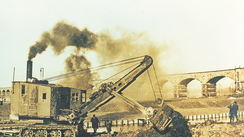 Beim Projekt Neißeregulierung (hier am Bahnviadukt) wurde richtig Dampf gemacht, wenngleich er auf dem Foto vor allem vom Bagger kam.