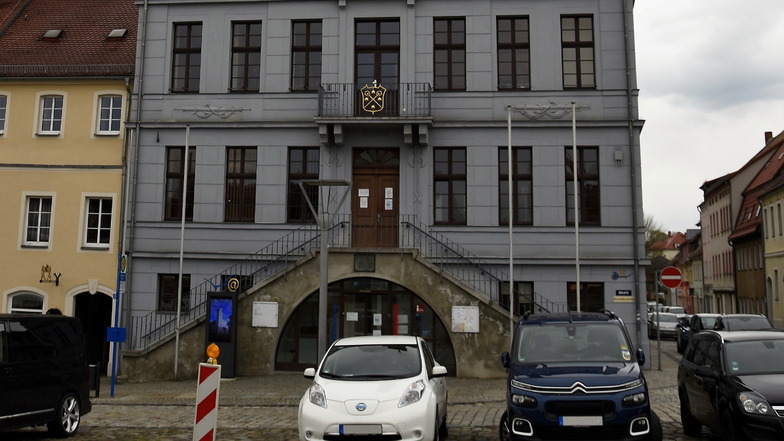 Fünf Parkplätze vor dem Bischofswerdaer Rathaus sollen künftig kostenlos nutzbar sein.