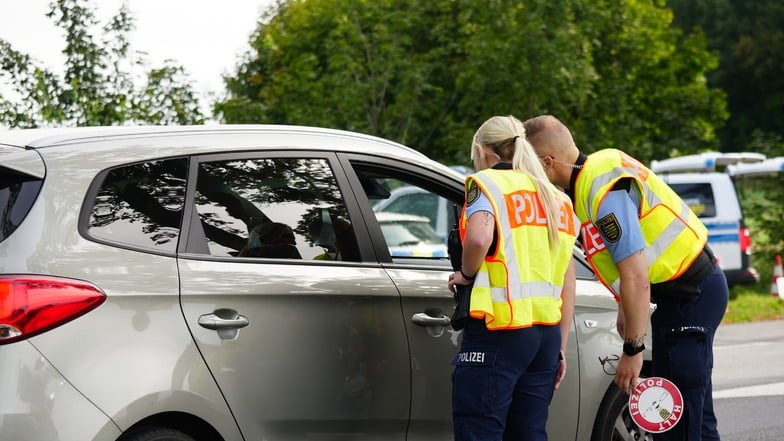 Polizisten kontrollieren in Leppersdorf mehrere Fahrzeuge.