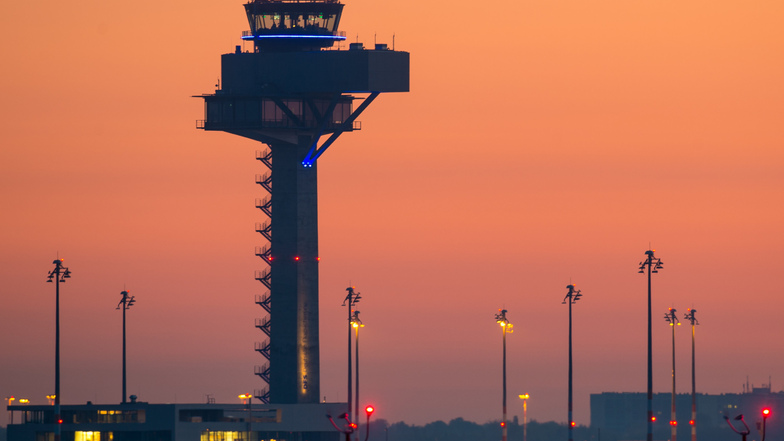Farbenprächtig leuchtet der Morgenhimmel kurz vor Sonnenaufgang über dem Tower der DFS Deutsche Flugsicherung des neuen Hauptstadtflughafens.