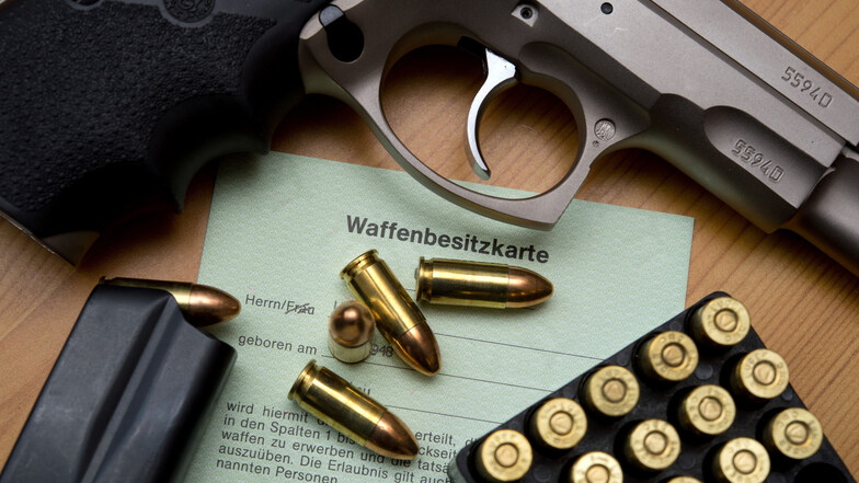 Im Kreis Bautzen mussten fast alle Rechtsextremen Waffenbesitzkarten und Waffenscheine abgeben. Das dortige Ordnungsamt beruft sich auf die Urteilsbegründung im NPD-Verbotsverfahren.