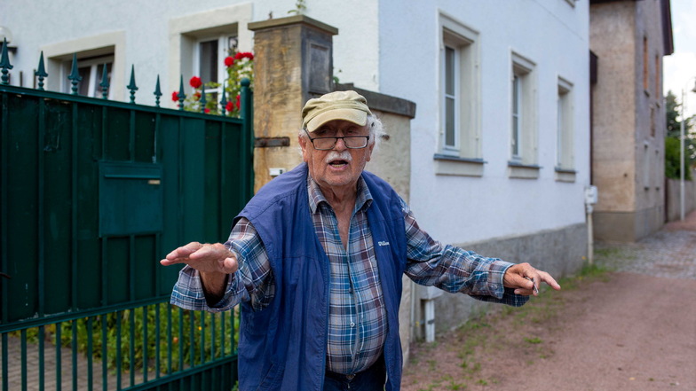 Der 92-jährige Wilfried Bäßler hat viele Elbefluten erlebt. Er hat nichts dagegen, wenn sein Haus gehoben wird.