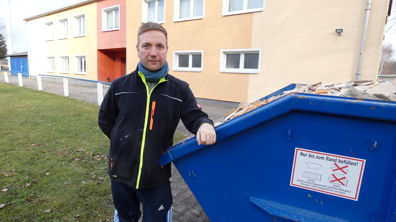 Im Neschwitzer Sportlerheim werden die Sanitäranlagen erneuert. Bei den vorbereitenden Arbeiten packen Sebastian Meißner vom Vorstand und viele andere Mitglieder des Sportvereins mit an.