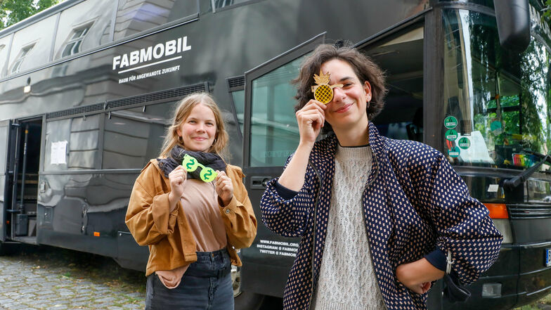 Kaya Holzmeyer (links) und Valena Ammon am Fabmobil, das am Gymi in Löbau Station machte. Sie zeigen Teile, die auf dem 3-D-Drucker gedruckt wurden.
