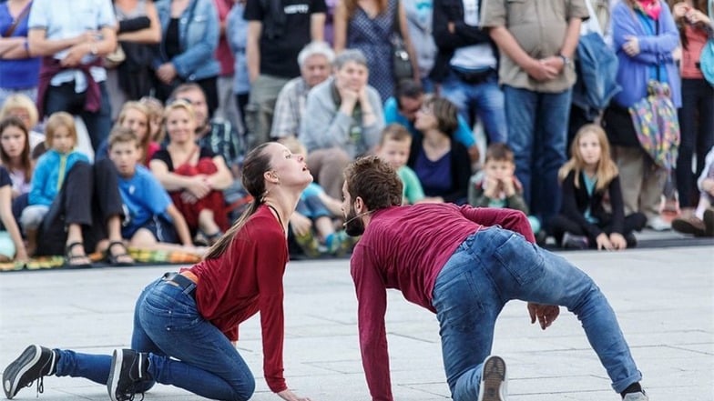 Da Motus! aus der Schweiz zeigten auf dem Marienplatz zeitgenössischen Tanz (links), auf der Wiese am Kaisertrutz beeindruckten Carre Curieux aus Belgien am chinesischen Mast.