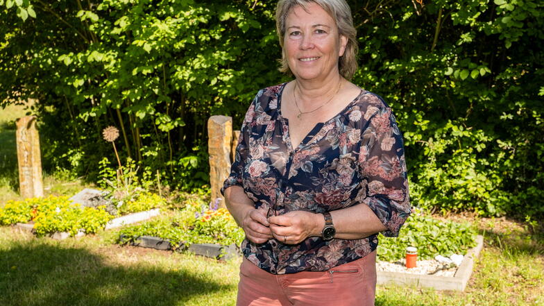Evelin Mühle, Leiterin des Görlitzer Friedhofs, kann sich freuen: Das Geld für eine Gedenkplatte für den verstorbenen Görlitzer Historiker Ernst Kretzschmar ist über Spenden zusammengekommen.
