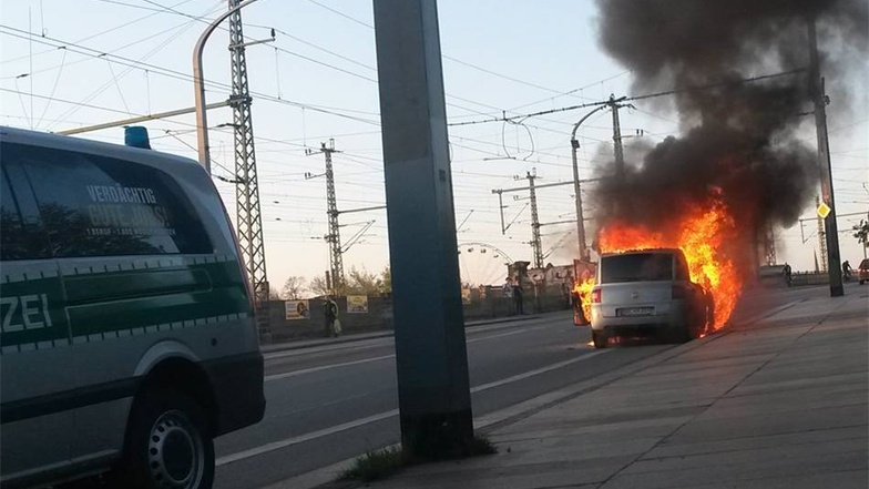An der Marienbrücke in Dresden ist ein Auto in Flemmen aufgegangen.
