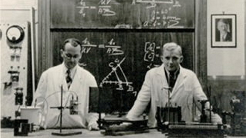 Studienassessor Rudolf Fucke (l.) und Schüler Herbert Behla in einem Klassenzimmer 1936.