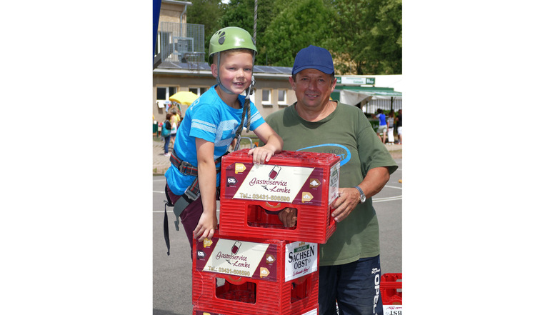 Franz Eugen hilft dem achtjährigen Pascal beim Kistenklettern zum Vereinsfest in Ebersbach.
