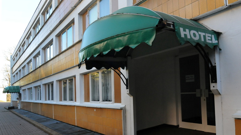 Das Hotel am Kriebsteinsee in Höfchen versprüht DDR-Charme. Die Gemeinde Kriebstein will es schnellstmöglich verkaufen. Weil es an die langjährige Pächterin veräußert werden soll, gab es jetzt erneut Streit im Gemeinderat.