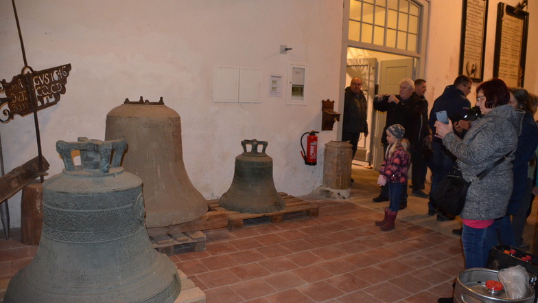 Im Vorraum der St. Johanneskirche sind alle drei Glocken jetzt zu sehen.