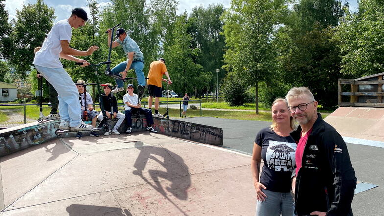 Katja Körner von der mobilen Jugendarbeit "Breakout" und Klaus Schwager vom Verein O-See Sports wollen den Skatepark in Zittau-Ost mit Jugendlichen wieder flott machen. Dafür stehen 30.000 Euro bereit.