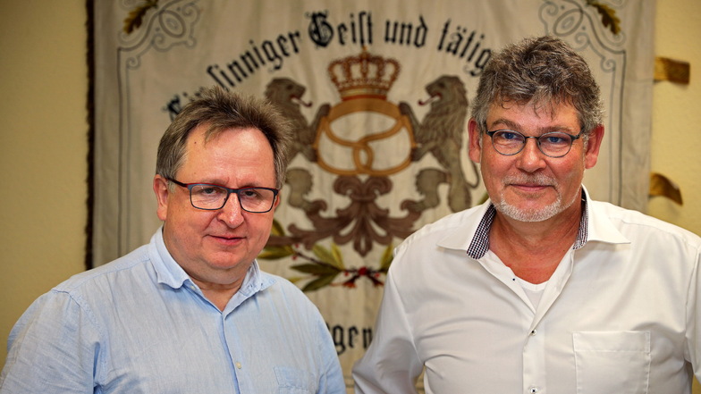 Peter Liebe (li.) bleibt der Kreishandwerksmeister in der Region Meißen, hier im Bild mit dem Geschäftsführer der Kreishandwerkerschaft, Jens-Torsten Jacob.