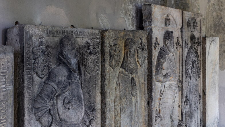 Eines der wenigen mittelalterlichen Zeugnisse aus dem Weißeritztal sind die Grabplatten hinter der Döhlener Kirche.