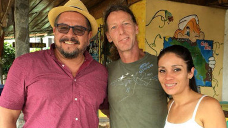 Thomas Pferner (M.) mit Freunden in seinem Restaurant in Costa Rica.